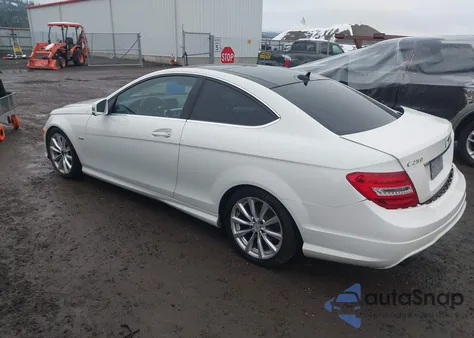 2012 Mercedes-Benz C 250 z USA, uszkodzony, nr VIN WDDGJ4HB9CF768284
